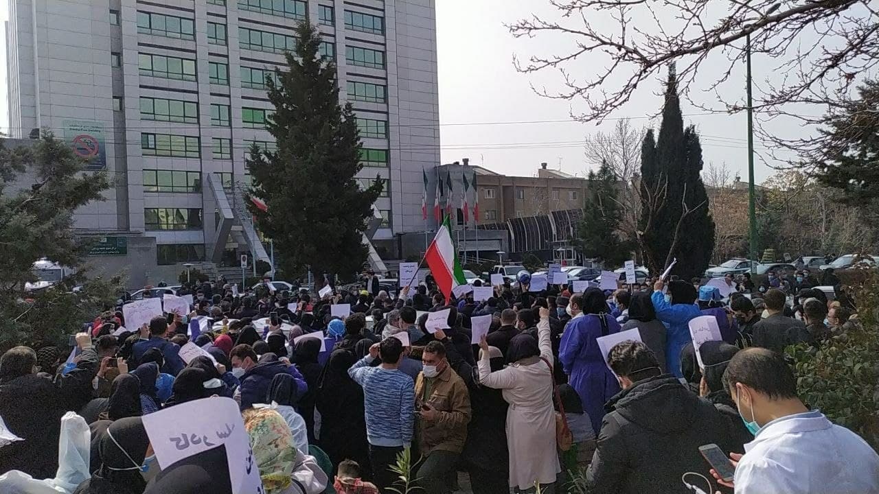 تجمع کارکنان کادر درمان با مطالبات معیشتی و صنفی