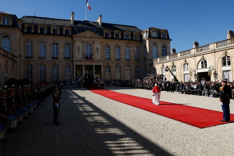 امانوئل مکرون و بریژیت مکرون در دیدار با پاپ لئو چهاردهم در کاخ الیزه، سوم مهر ۱۴۰۵
