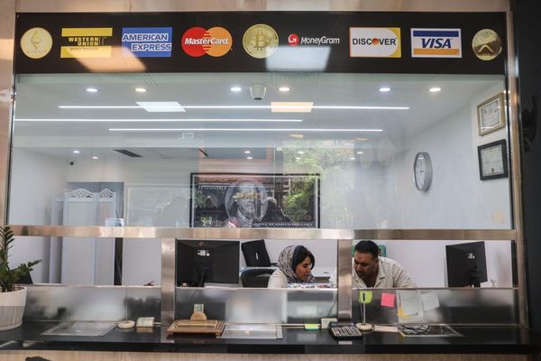 US dollar hits all-time high of 1.19 million Iranian rials