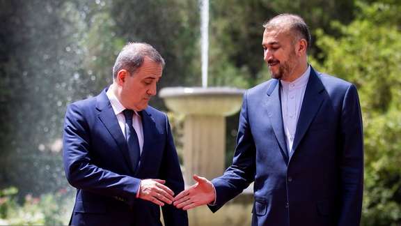 Azerbaijani Foreign Minister Jeyhun Bayramov (left) his Iranian counterpart Hossein Amir Abdollahian in Tehran in July 2022