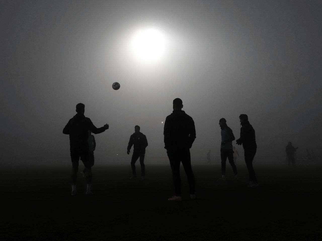 بازی آلومینیوم-ملوان به‌دلیل مه غلیظ و کاهش دید، به‌تعویق افتاد