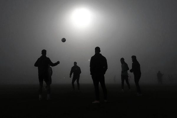 بازی آلومینیوم-ملوان بهدلیل مه غلیظ و کاهش دید، بهتعویق افتاد