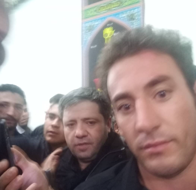 تصویری که بهمن فرزانه در مهرماه ۱۳۹۸ از خود در یک هیات عزاداری در کنار نادر جوادی منتشر کرده است. جوادی از جمله مداحانی است که در حضور خامنه‌ای برنامه اجرا می‌کند.