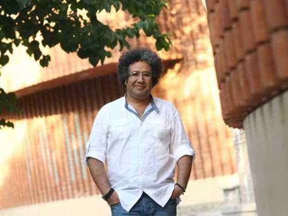 بکتاش آبتین، عضو زندانی کانون نویسندگان، درپی تشدید عوارض ابتلا به کرونا در بهداری اوین بستری شد