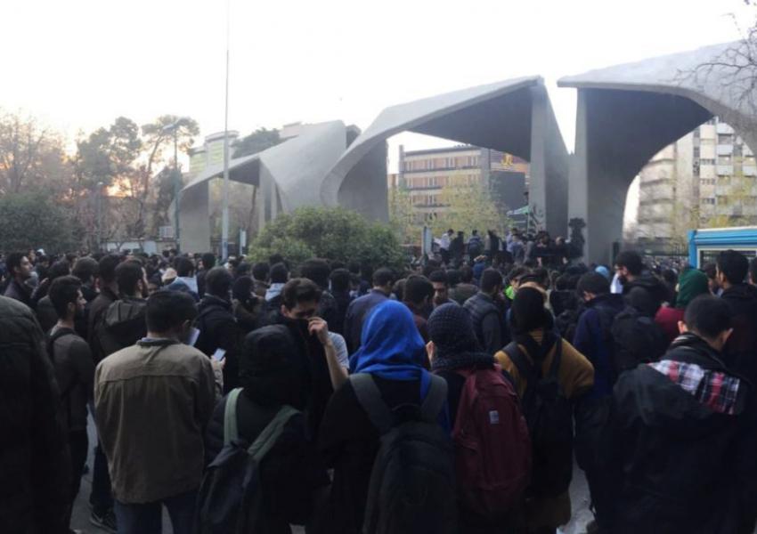 حقوقيون: عدد المعتقلين في إيران زاد 50% خلال شهر واحد