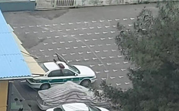 در شهر تنکابن در شمال ایران، ویدیویی که ۱۹ اسفند برای ایراناینترنشنال ارسال شد، یک خودروی پلیس را در داخل دبستان چمران در خیابان شیخ فضلالله نوری در یک منطقه مرکزی و پرتردد نشان میدهد؛ شاهدان میگویند نیروها از یک کلانتری نزدیک به مدارس منتقل شدهاند