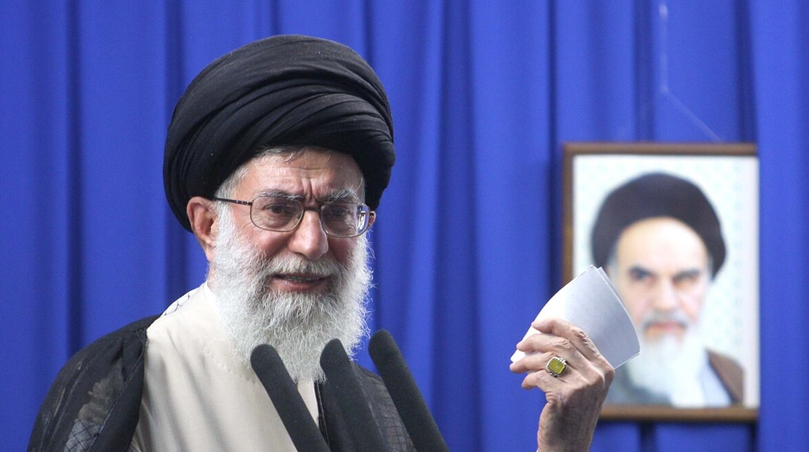 علی خامنه‌ای؛ آیت‌الله انکار