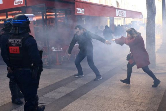 پلیس فرانسه به سمت تظاهراتکنندگان به محدودیتهای کرونا در پاریس گاز اشکآور شلیک کرد