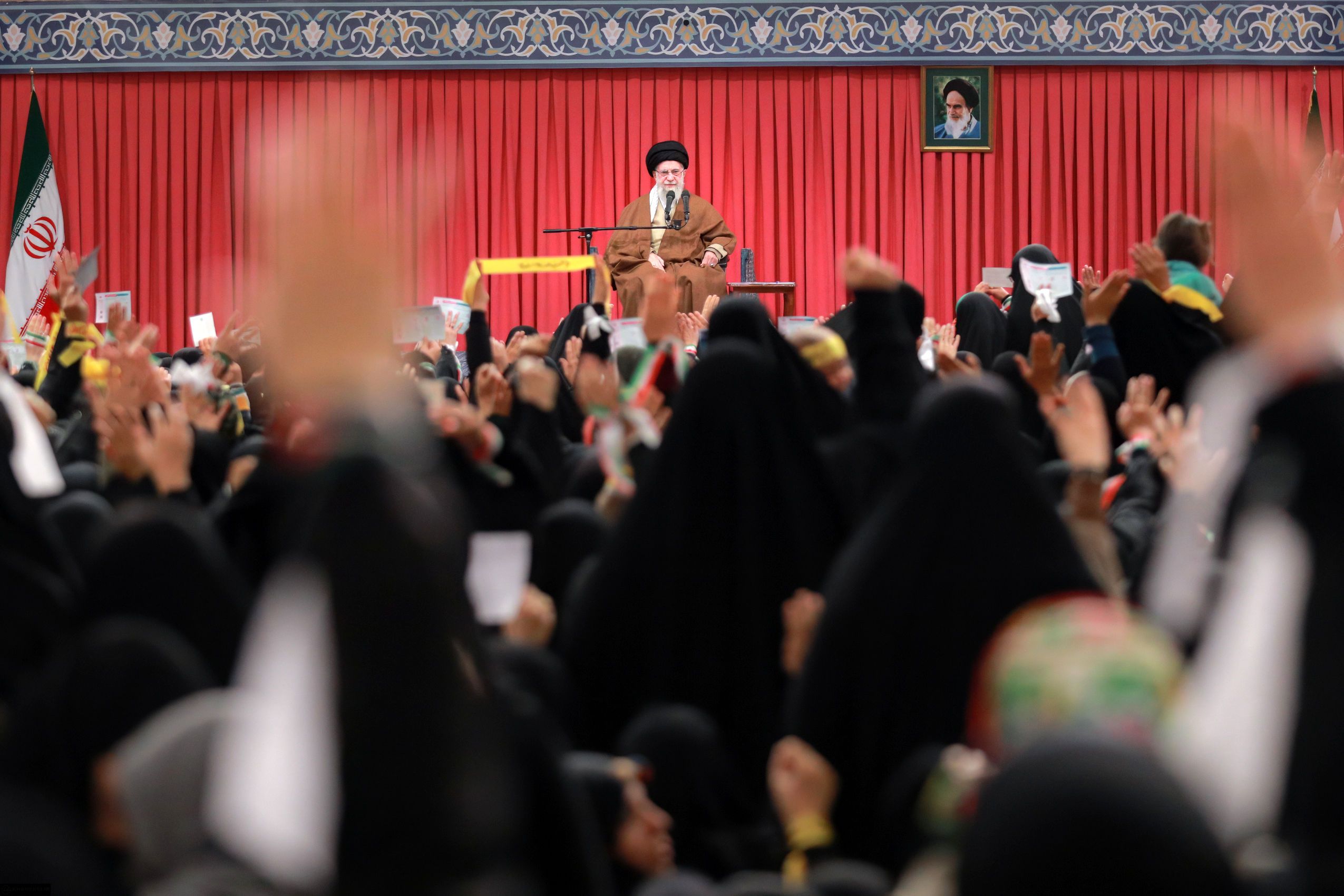 روزنامه زیر نظر خامنه‌ای: دشمن آرزوی برهنه شدن زنان ما را دارد