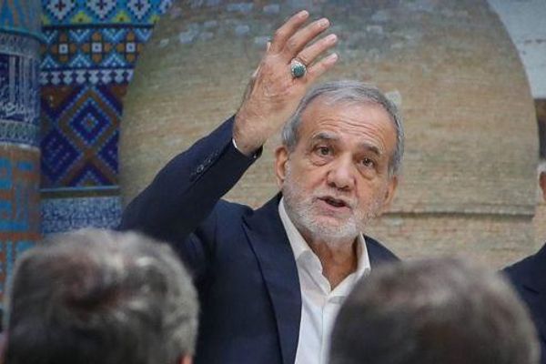 ميزانيات بالمليارات تثير غضب بزشکیان.. مؤسسات خامنئي الدينية والثقافية تبتلع أموال إيران