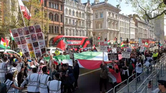 Iranians rally in London to demand the designation of the Revolutionary Guard as a terrorist organization. April 29, 2023