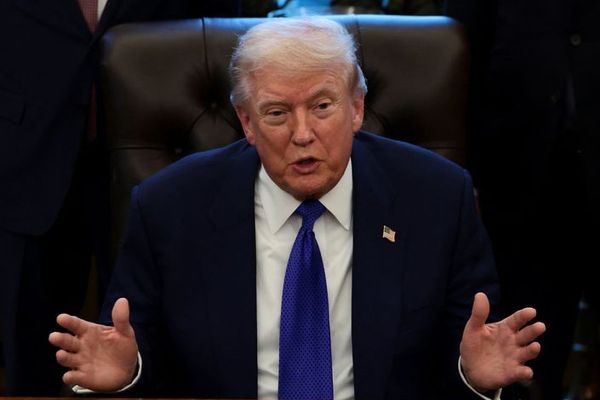 ترامب: أسطول ضخم يتجه نحو إيران.. وعدم إبرامها اتفاقًا سيكون "تصرفًا غبيًا"