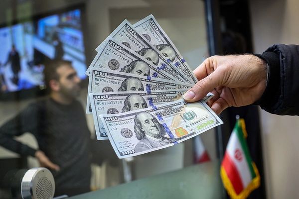 الدولار الأميركي يتجاوز 58 ألف تومان بعد تهديدات بايدن لإيران