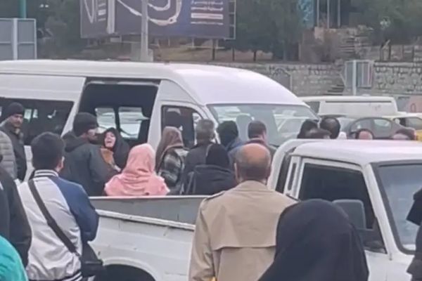 اعتقال سيدة بشكل عنيف في طهران بسبب رفضها ارتداء "الحجاب الإجباري"