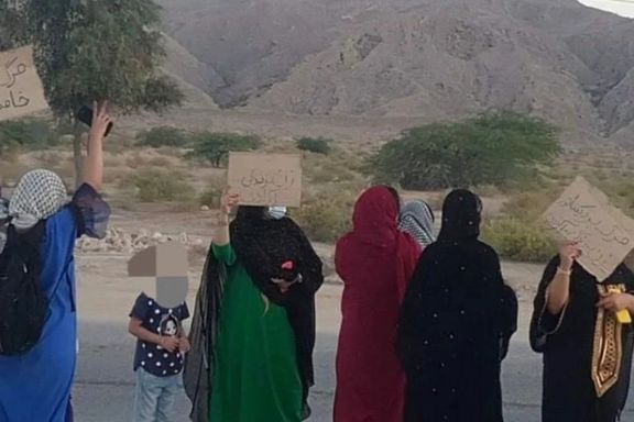 زنان یک روستای هرمزگان همزمان با حضور مقامهای استان شعار «زن، زندگی، آزادی» دادند