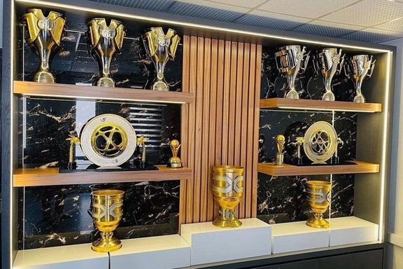 فارس گزارش داد؛ ۵۲ جام باشگاه پرسپولیس در لیست اموال توقیفی برای مزایده قرار دارد