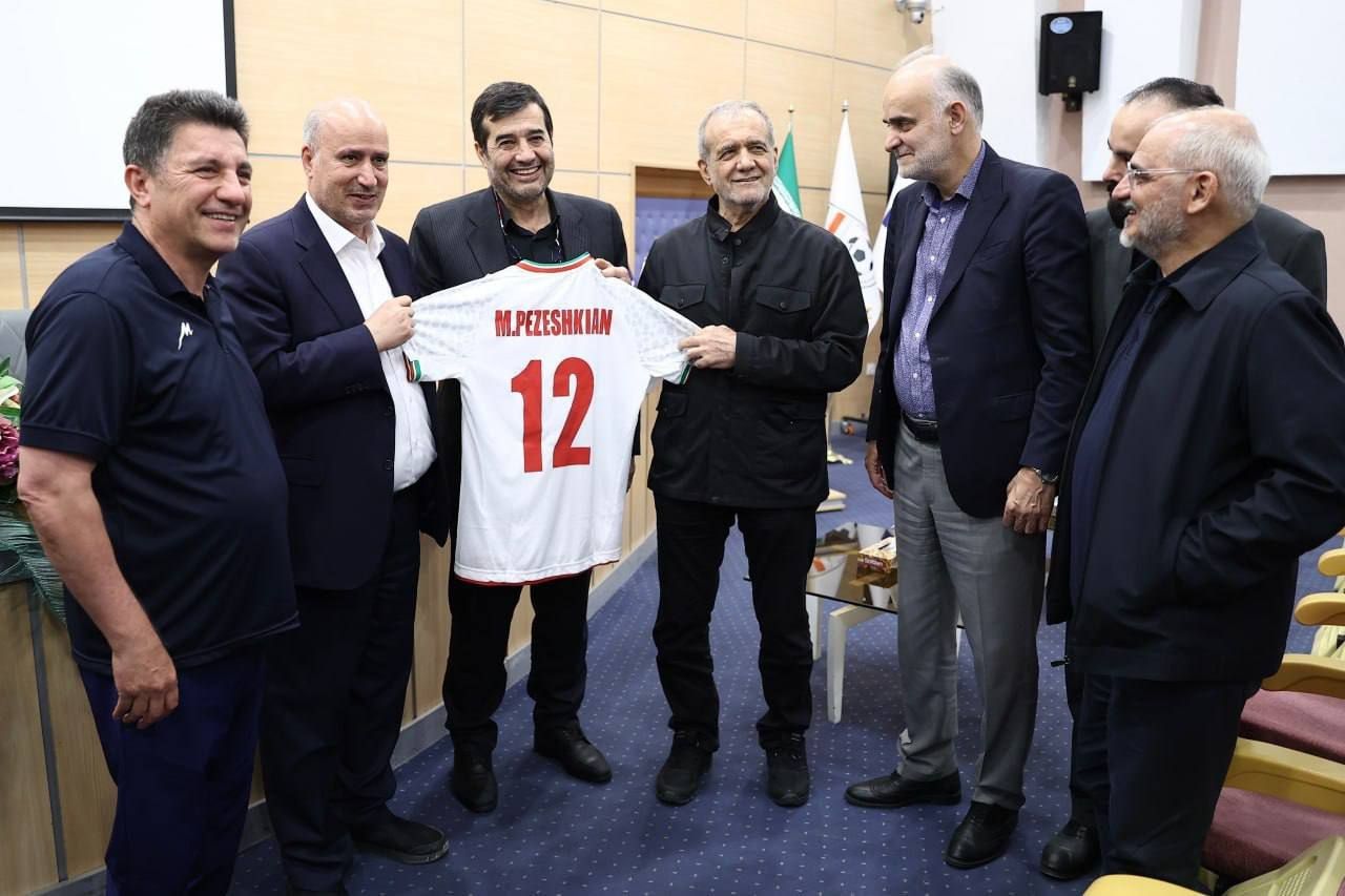 دنیامالی: تیم ملی به جام‌جهانی می‌رود و بازیکنان سرود جمهوری اسلامی را فریاد می‌زنند