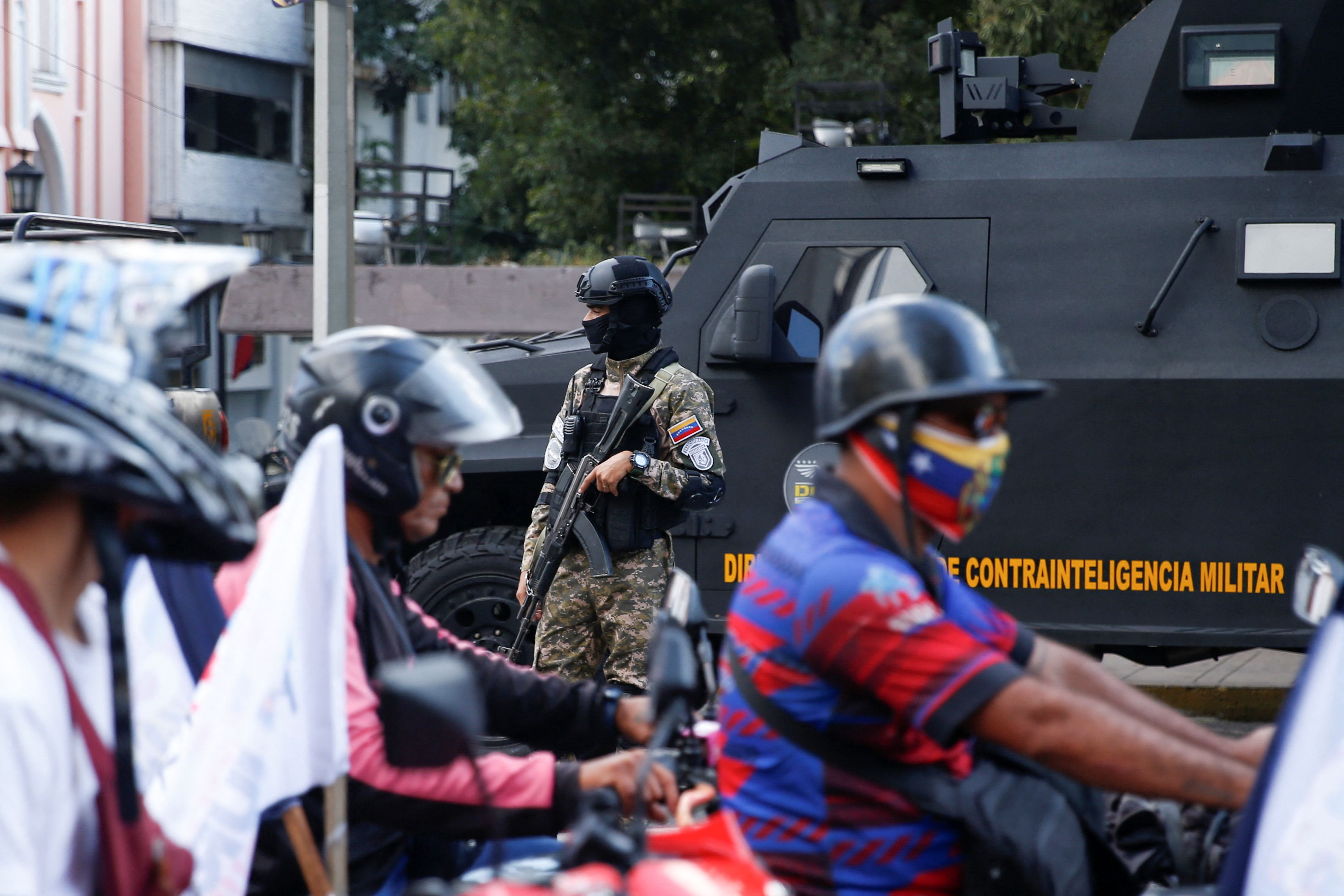 حضور نیروهای امنیتی حامی مادورو در خیابان‌های کاراکاس، ۱۹ دی