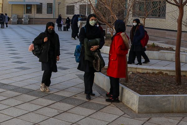 "اعتماد": اتساع الفجوة بين المدارس الحكومية والخاصة وخطر "طبقية التعليم" يتفاقم في إيران