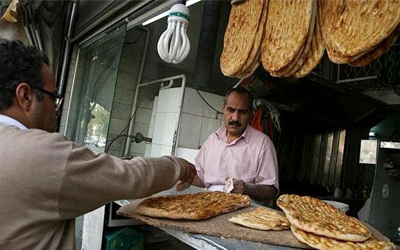 نماینده مجلس: در ایرانشهر مردم باید پارتی داشته باشند تا نان از نانوایی بخرند