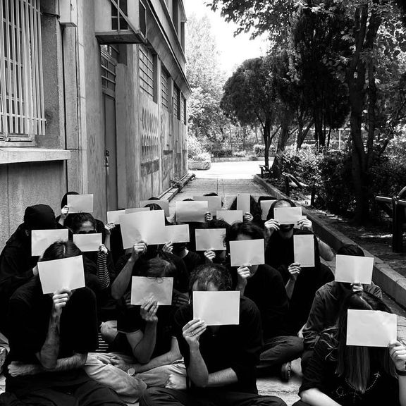 بملابس سوداء.. طلاب الجامعات في إيران يحتجون على استمرار الإعدامات