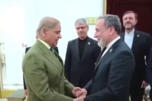 عراقچی در سفر به اسلامآباد، با نخست وزیر پاکستان دیدار کرد