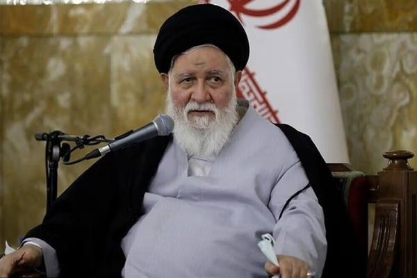 إمام جمعة مشهد يخاطب الناس: عيشوا حياتكم الطبيعية وابقوا في المدن