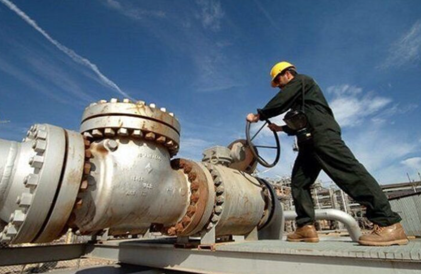 رغم أزمتها الداخلية والمخاوف من نقص الإنتاج.. إيران تجدد عقود تصدير الغاز إلى العراق