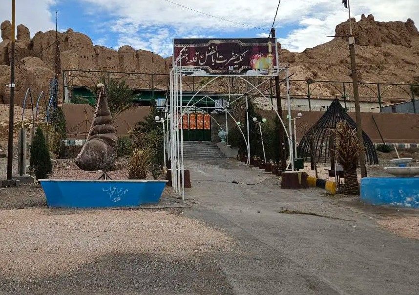 کهن‌ترین قلعه تاریخی ایران از سوی یک هیئت مذهبی تصرف و به انبار ضایعات تبدیل شده است