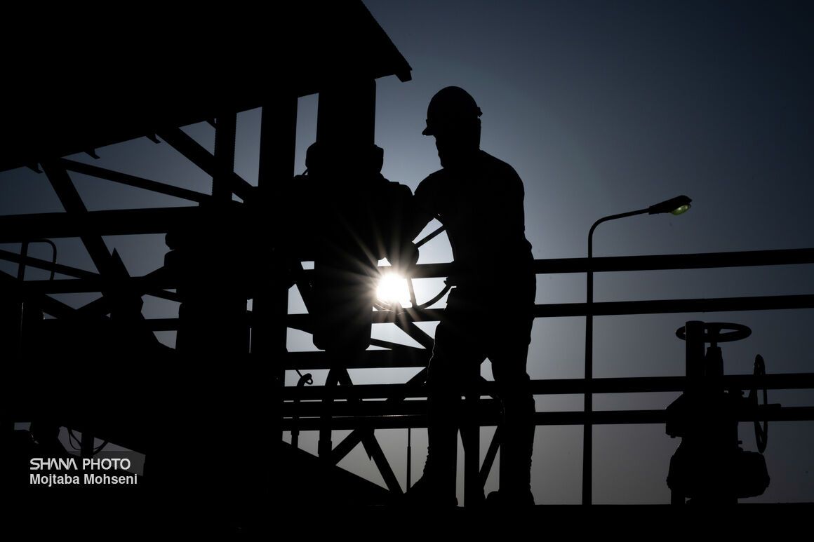 Two refinery workers in southern Iran die of suspected heatstroke
