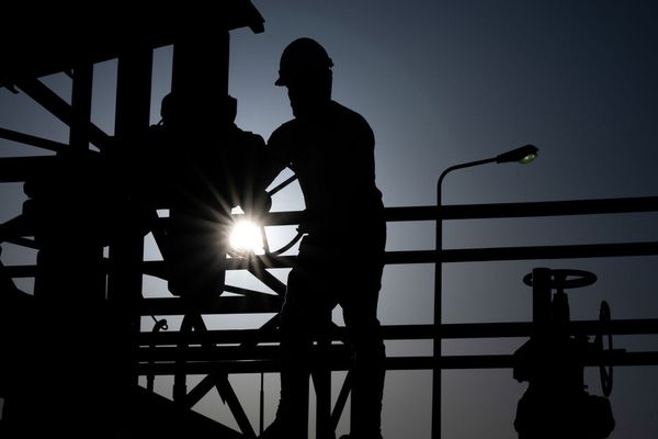 Two refinery workers in southern Iran die of suspected heatstroke