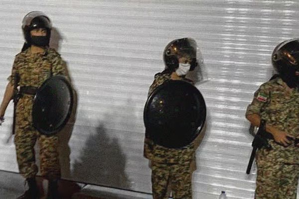 البنادق في أيدي الصغار.. تربية "جيل جديد من القمع" باستغلال الأطفال في إيران