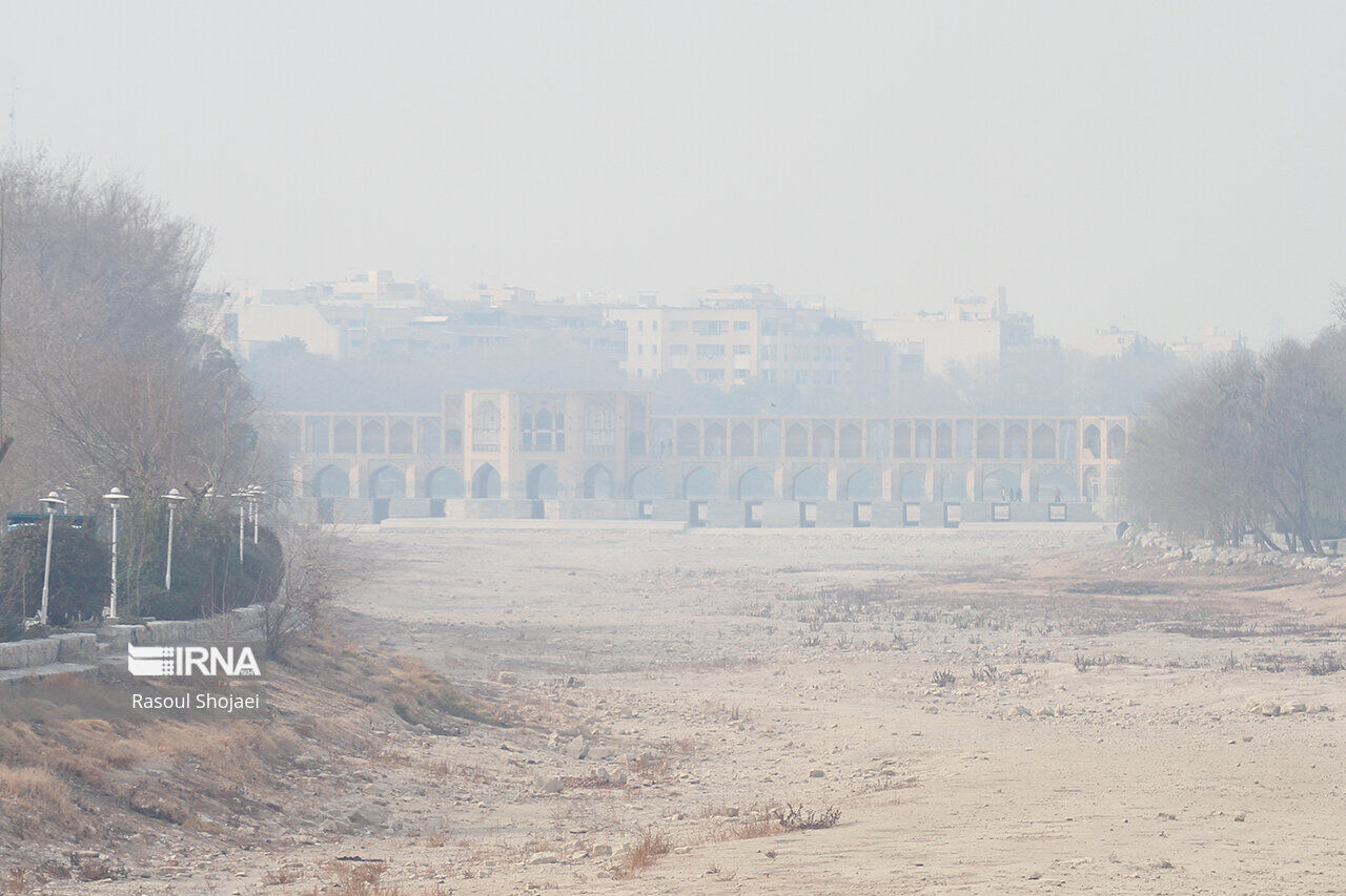 Heavy smog hangs over the Zayandeh Roud’s dry riverbed and a historic bridge in Isfahan (Undated)