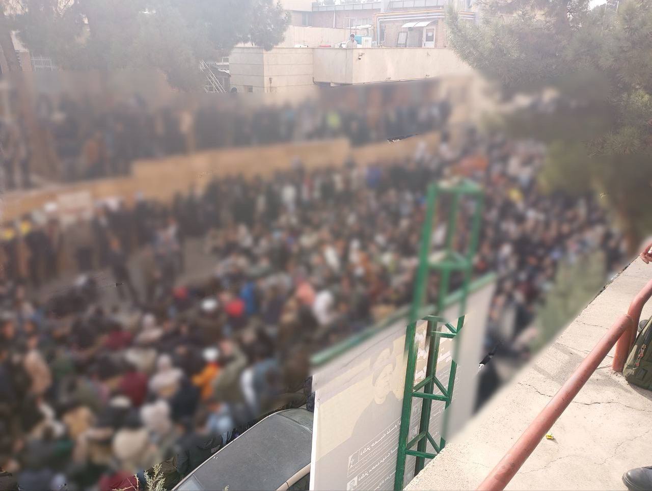 دانشجویان دانشگاه بهشتی در اعتراض به مسمومیت در خوابگاه تحصن کردند