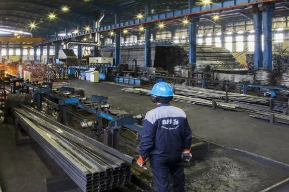 عضو انجمن تولیدکنندگان فولاد ایران: کارخانههای فولاد برای روشنایی معابرشان هم برق ندارند