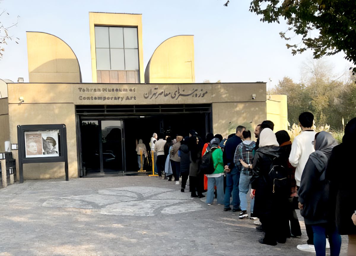 تشکیل صف طولانی برای تماشای آثار هنری در نمایشگاهی در موزه هنرهای معاصر