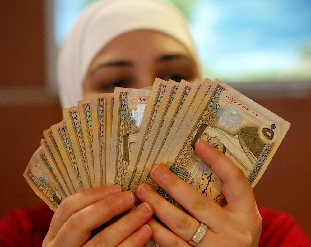 بلومبرگ: جنگ ایران شریان مالی میلیونها خانواده در آسیا و آفریقا را تهدید میکند
