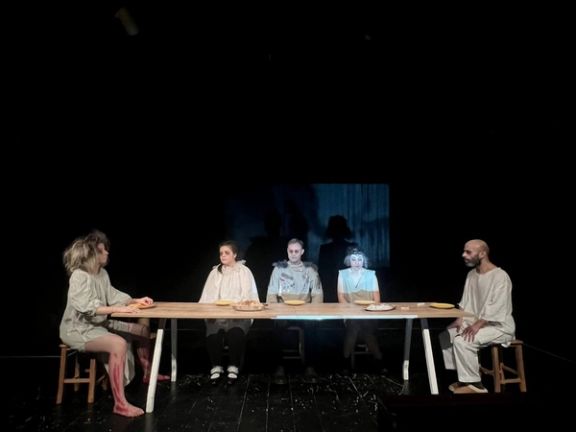 امیر جنانی، پارلا اردبیلی، ساغر خمسه و اسما جمشیدی دیگر بازیگران بند ناف هستند