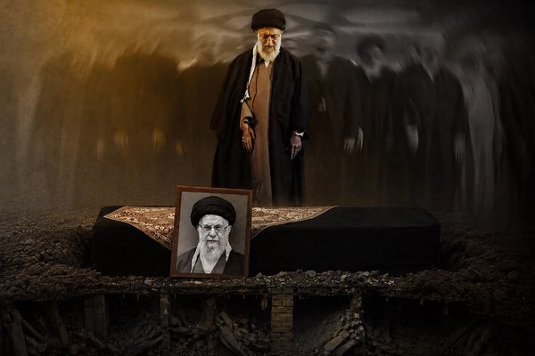 علی خامنهای؛ بلاگر نماز میت که جنازهاش ۱۰۰ روز بر زمین مانده است