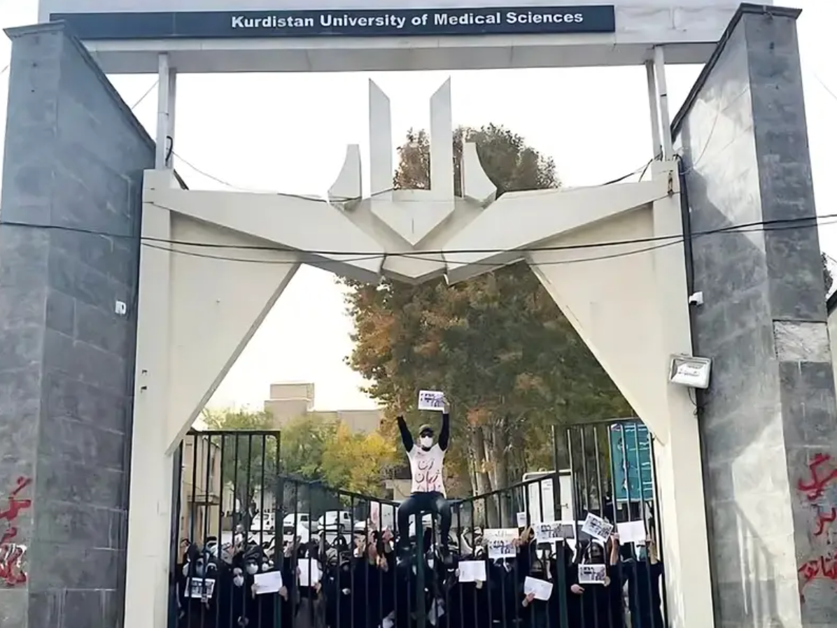 فصل أستاذة من جامعة طهران للفنون واستمرار الضغط على الطالبات لفرض "الحجاب الإجباري"