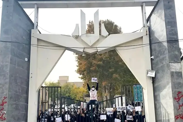 فصل أستاذة من جامعة طهران للفنون واستمرار الضغط على الطالبات لفرض "الحجاب الإجباري"