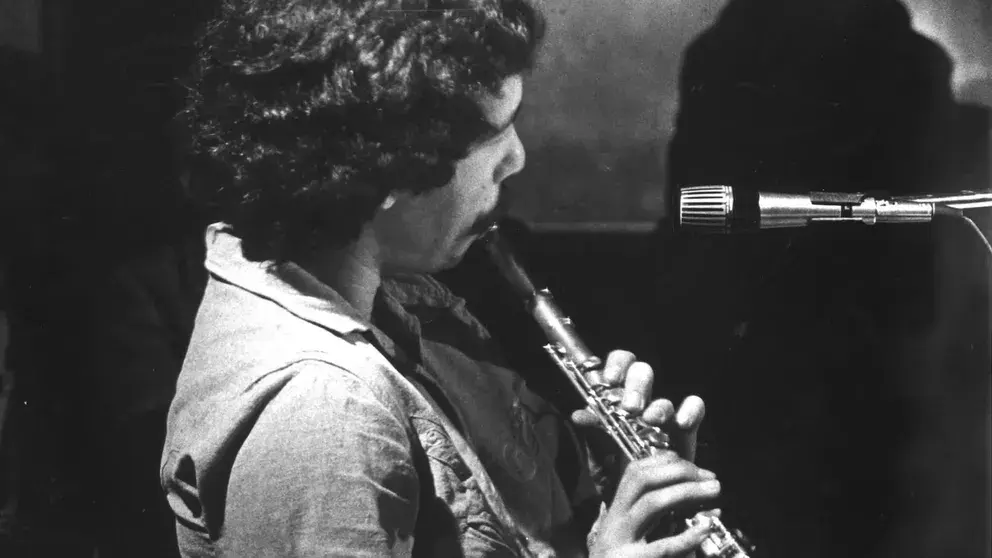 گادی هاگی در حال نواختن فلوت.