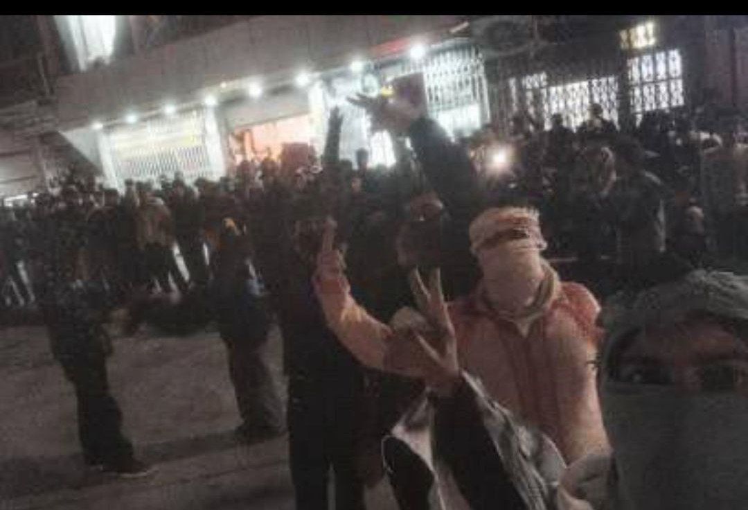 ادامه اعتراضات در دهدشت و شعارهای ضدحکومتی در تهران هم‌زمان با قطع برق و تعطیلی ۲۴ استان