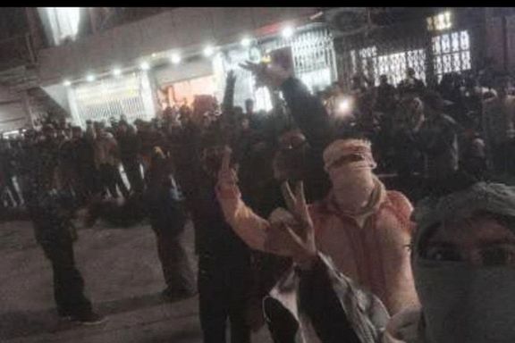 احتجاجات غربي إيران وهتافات في طهران ضد النظام بالتزامن مع قطع الكهرباء وتعطيل 24 محافظة