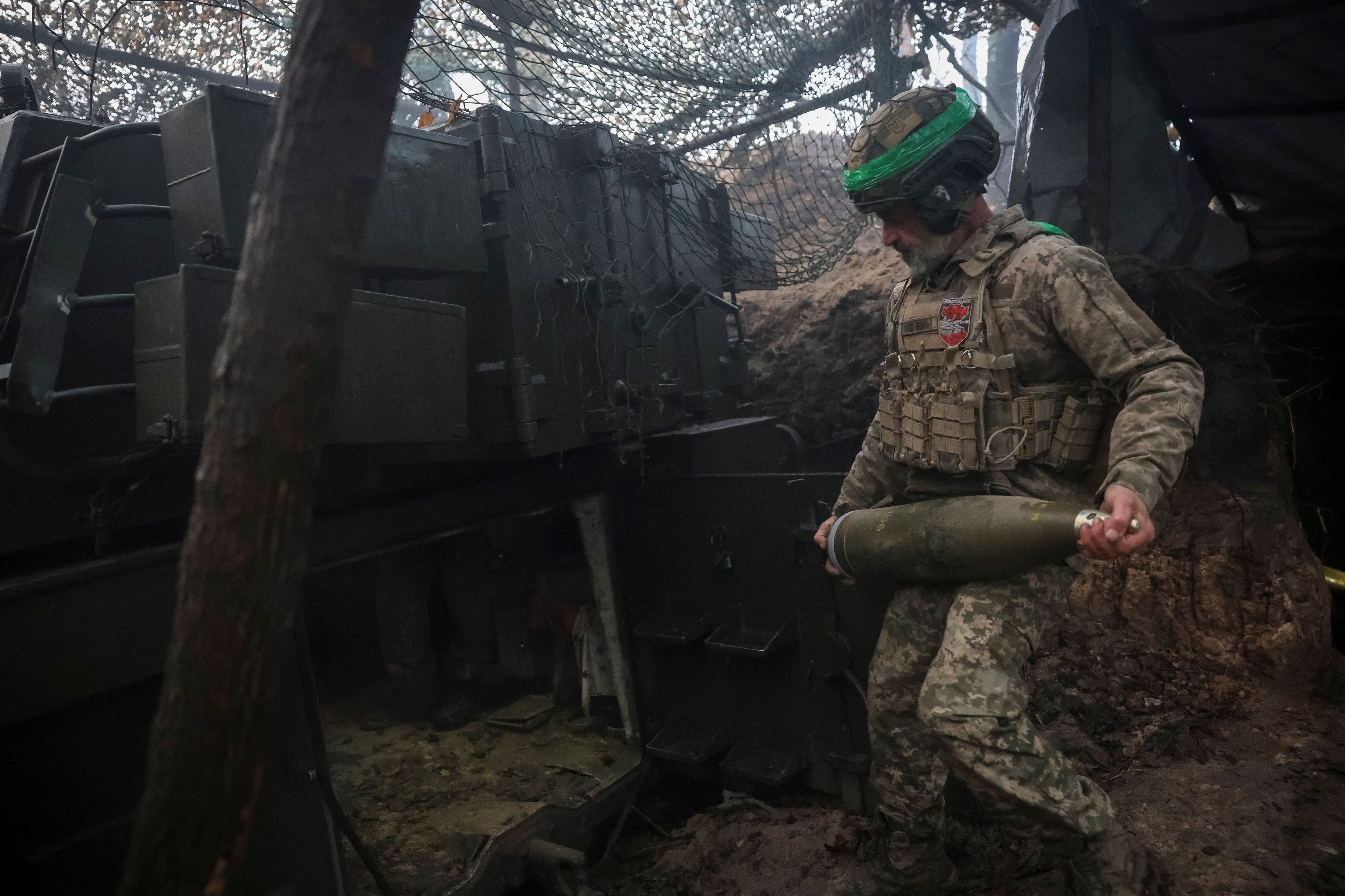 یک سرباز اوکراینی در خط مقدم نبرد با روسیه، منطقه دونتسک، ۳۰ آبان