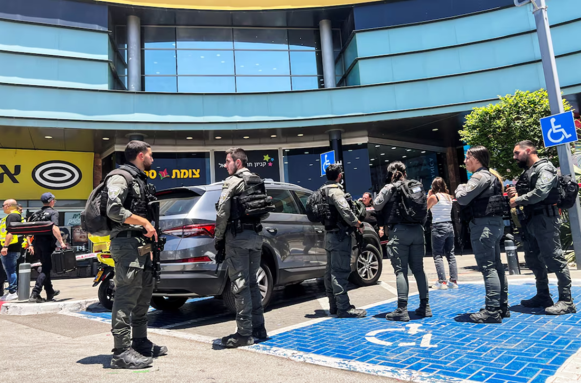 مردی در حمله به یک مرکز خرید در اسرائیل، یک نفر را کشت و شماری را زخمی کرد