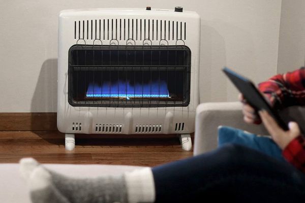 Iran hikes natural gas tariffs, resumes use of dirty fuels