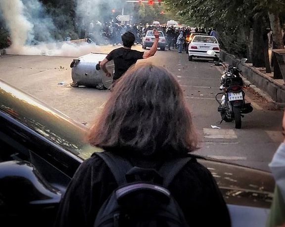 روزنامه کیهان: اشتغال زنان و ماهواره از دلایل حضور نوجوانان در اعتراضات هستند