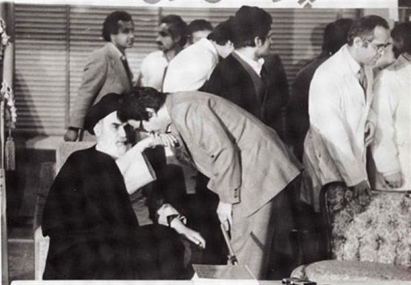 Banisadr kissing ayatollah Khomeini's hand in 1980