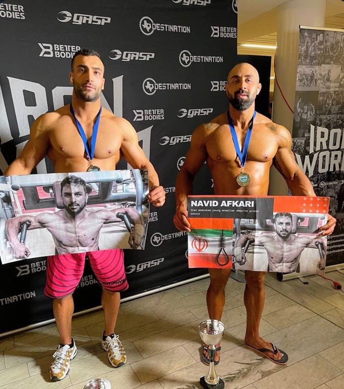 تقدیم مدال‌ به نوید افکاری توسط ورزشکاران ایرانی